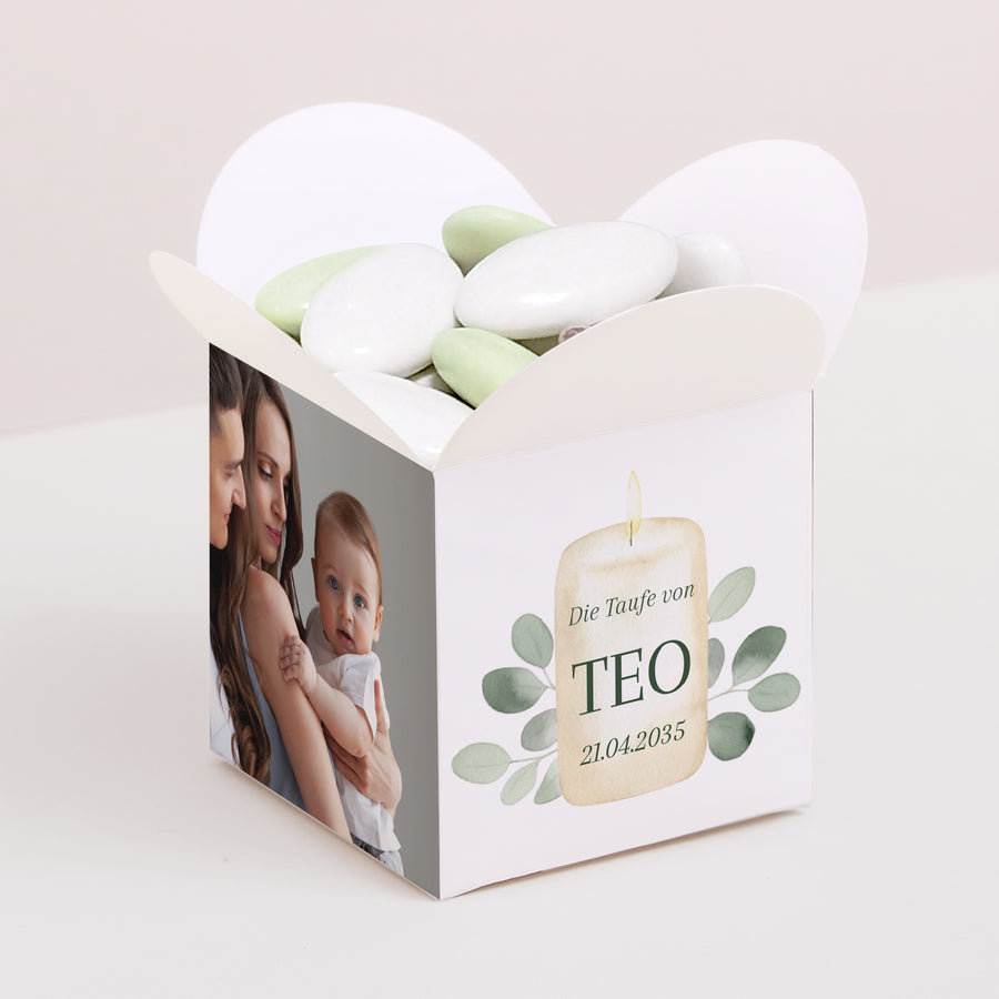 Geschenkbox Taufe Schmetterlingsöffnung Kerze und Laub foto