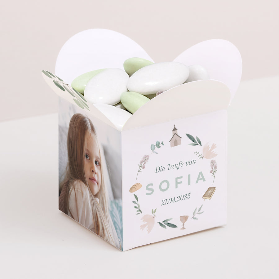 Geschenkbox Taufe Schmetterlingsöffnung Religiöse Symbole krönen foto