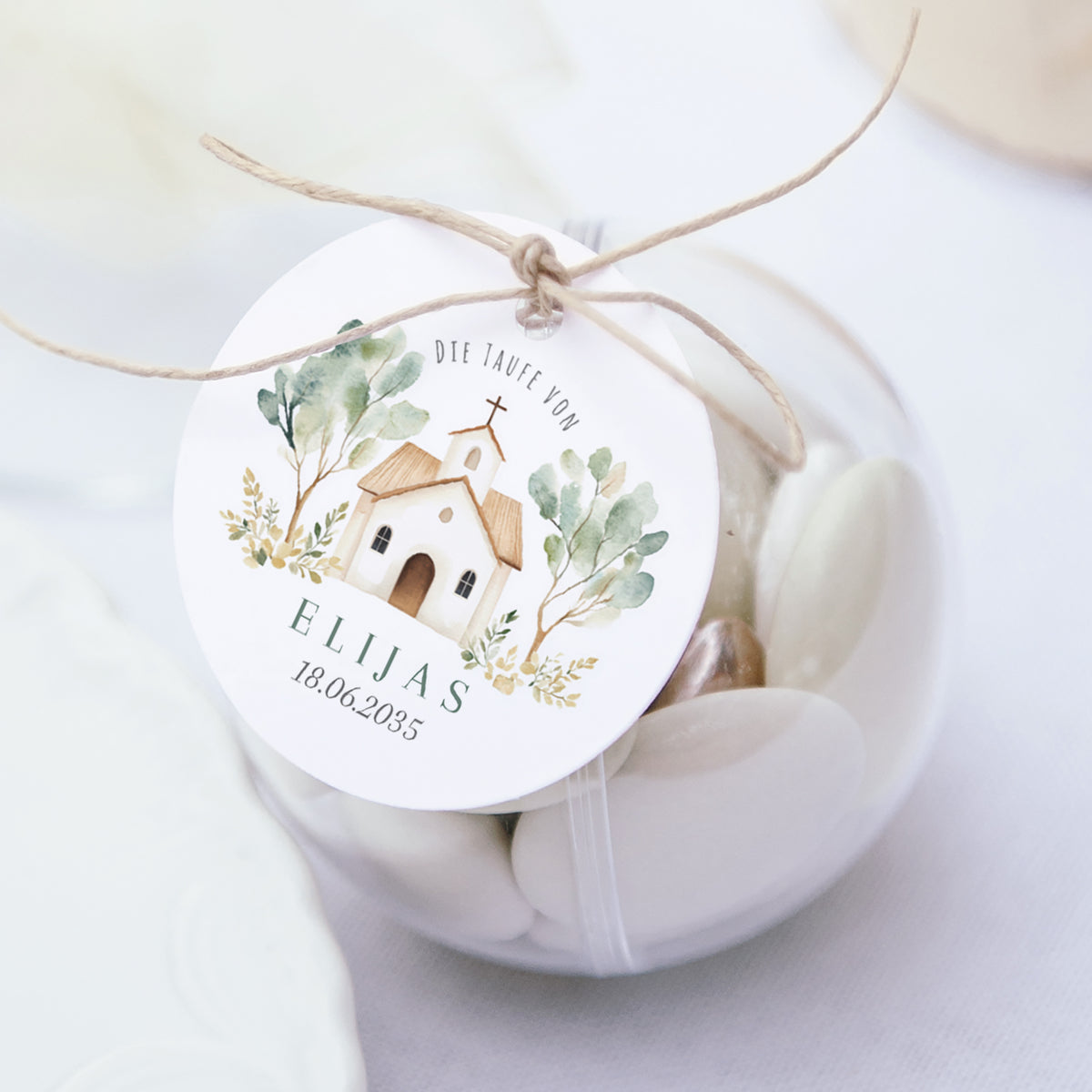 Geschenkbox Taufe Kugel mit runder Etikette Schöne Kirche foto