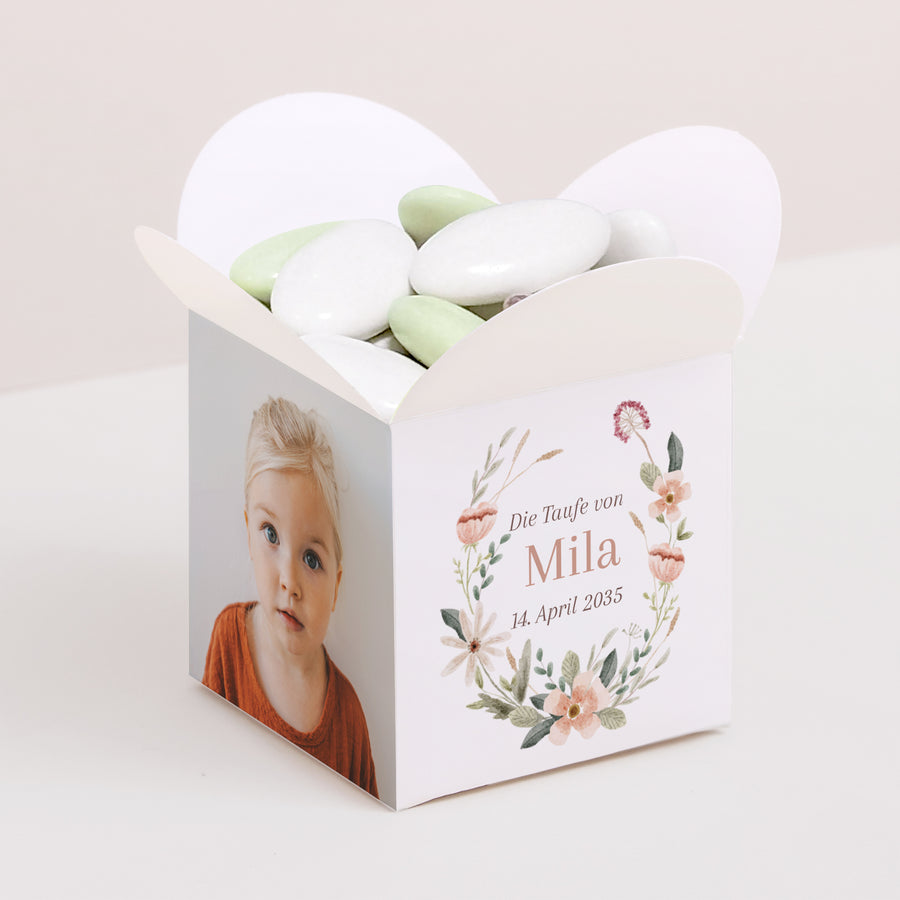 Geschenkbox Taufe Schmetterlingsöffnung Blumenkranz foto