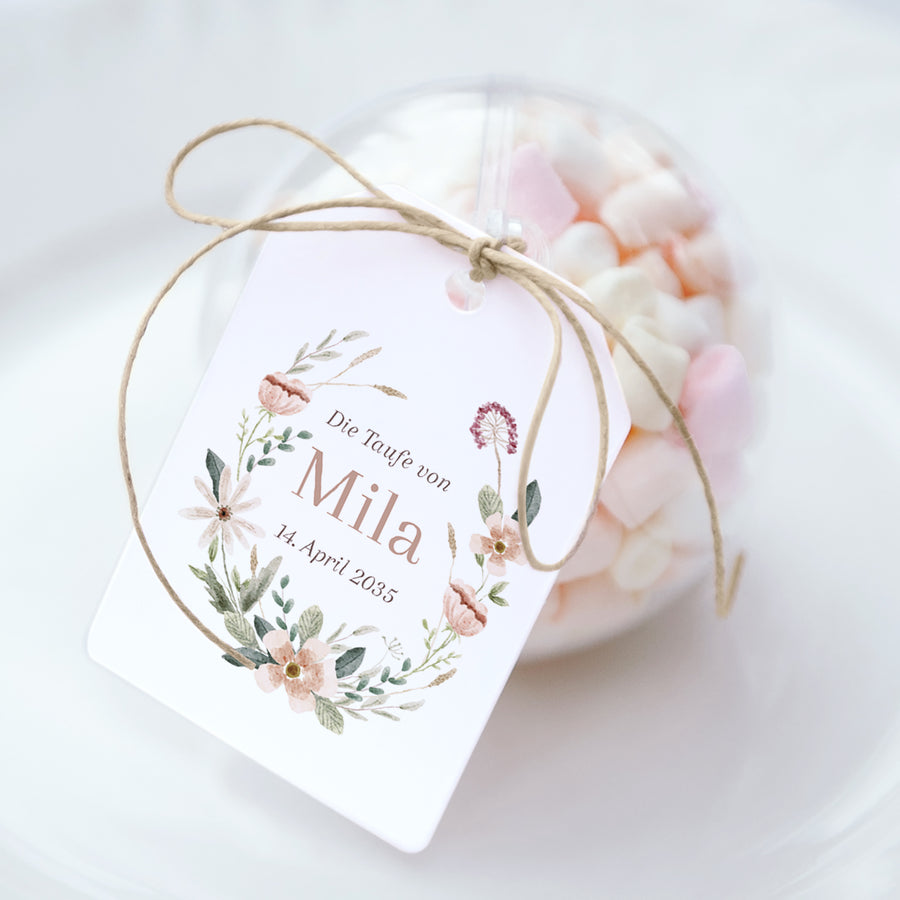 Geschenkbox Taufe Ball mit Wimpel-Etikett Blumenkranz foto