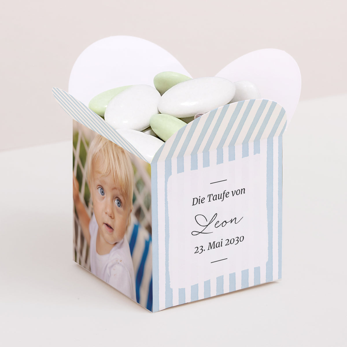 Geschenkbox Taufe Schmetterlingsöffnung Himmelblau gestreift II foto