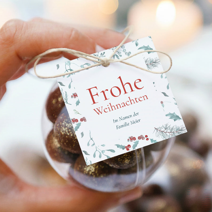 Geschenkbox Weihnachten Kugel mit quadratischem Etikett Eichenblätter foto