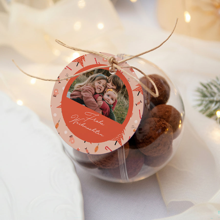 Geschenkbox Weihnachten Kugel mit runder Etikette Wertvolle Momente foto