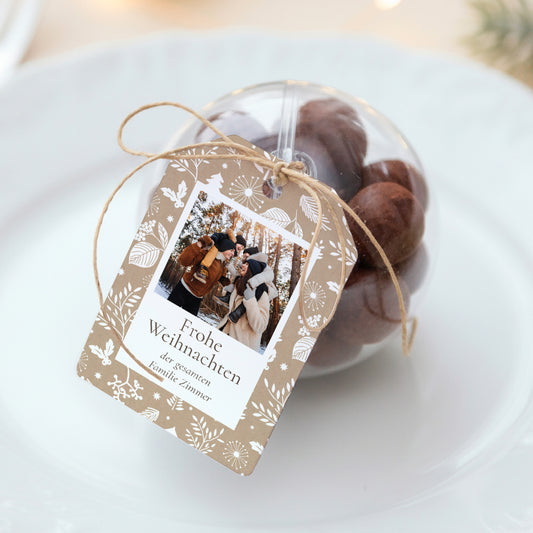 Geschenkbox Weihnachten Ball mit Wimpel-Etikett Weihnachtstraditionen foto