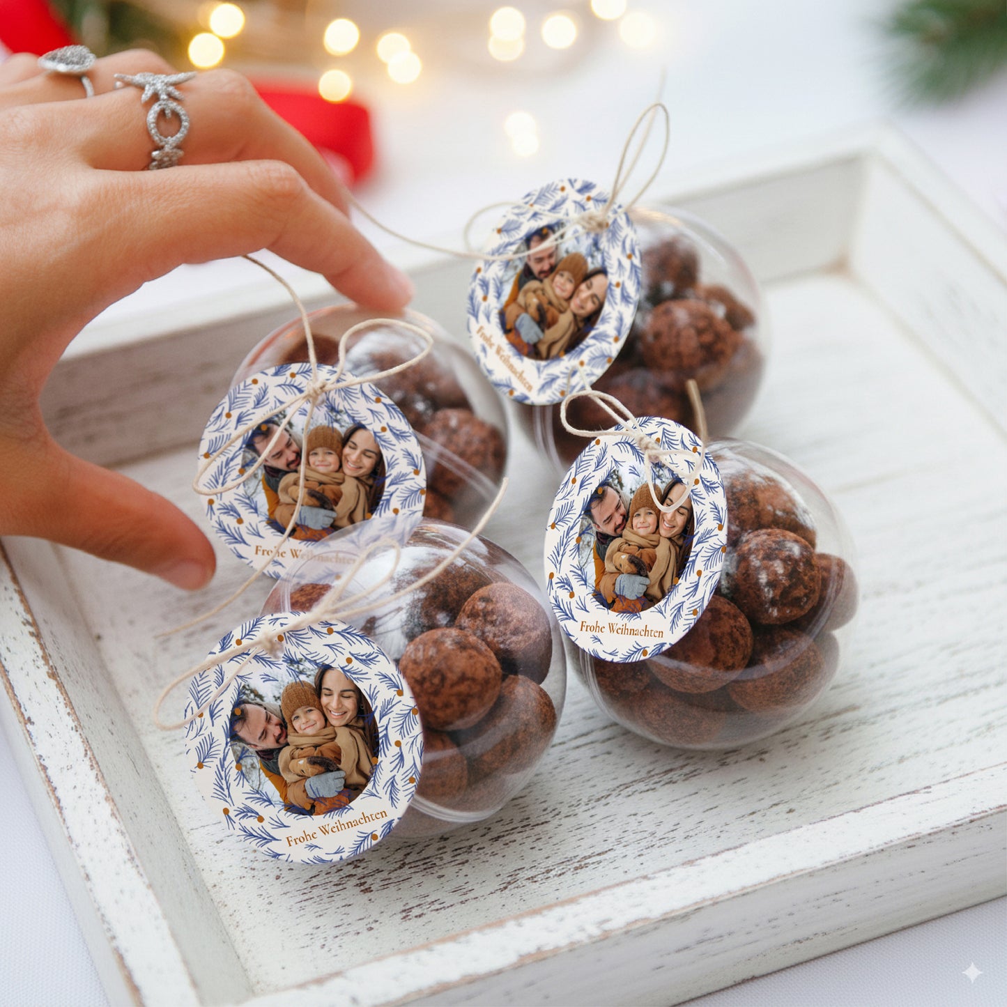 Geschenkbox Weihnachten Kugel mit runder Etikette Blauer Tannenzapfen foto N° 2