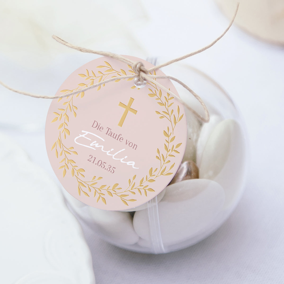 Geschenkbox Taufe Kugel mit runder Etikette Krone der süßen Rose foto