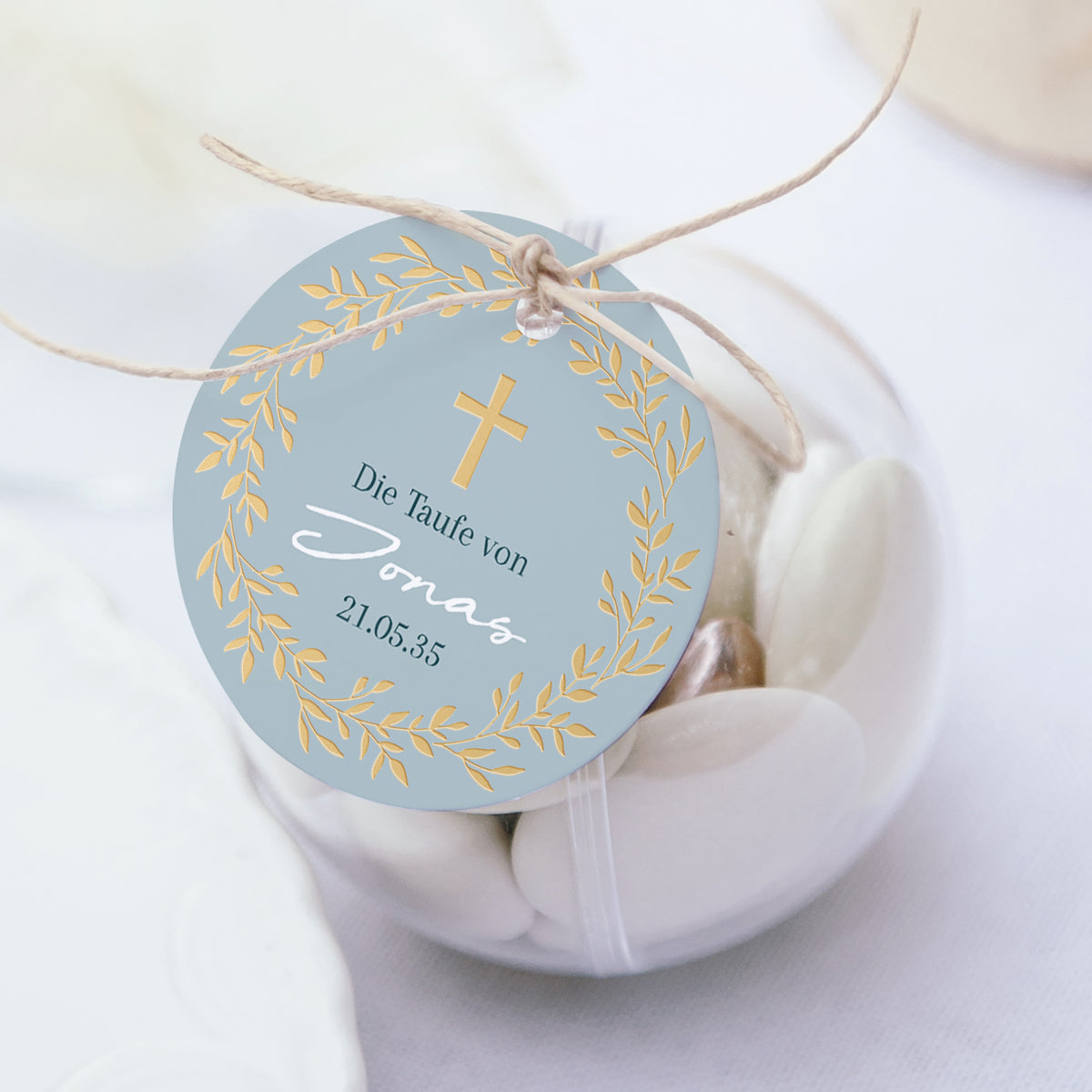 Geschenkbox Taufe Kugel mit runder Etikette Blaue Zartheitkrone foto