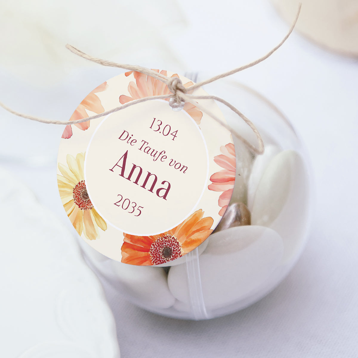 Geschenkbox Taufe Kugel mit runder Etikette Lichtblumen foto