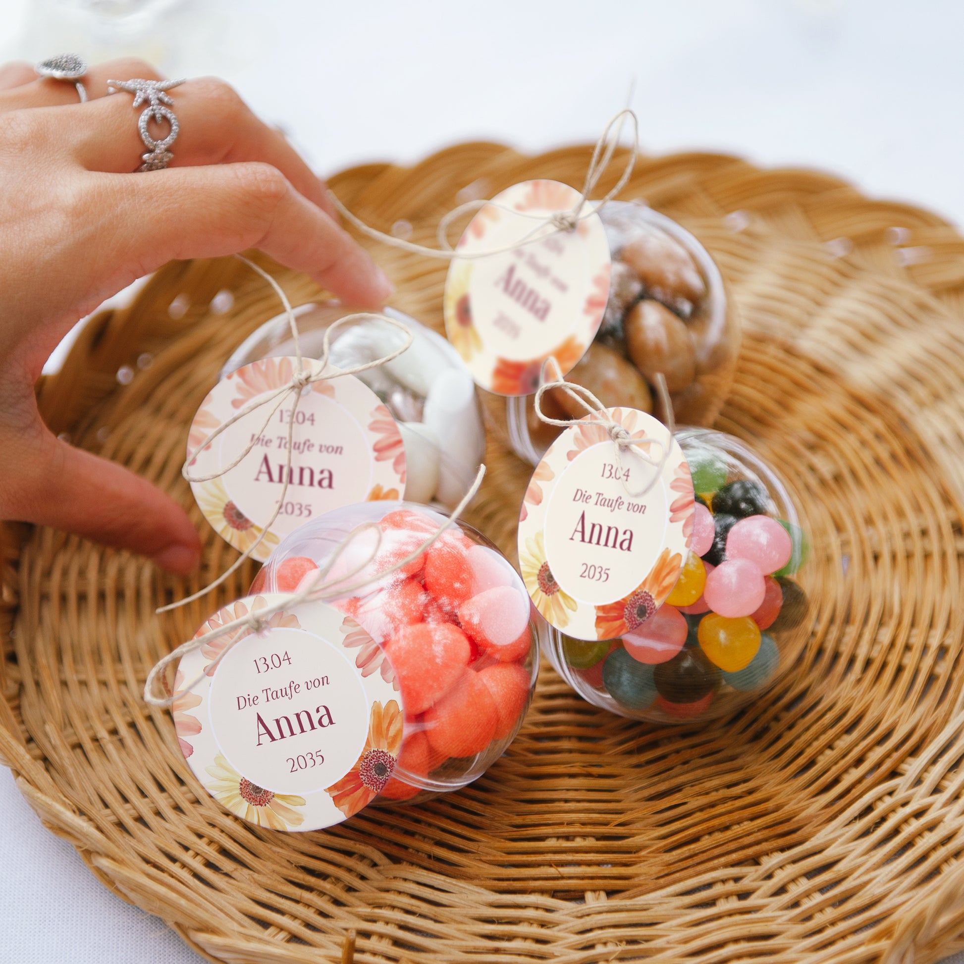 Geschenkbox Taufe Kugel mit runder Etikette Lichtblumen foto N° 2