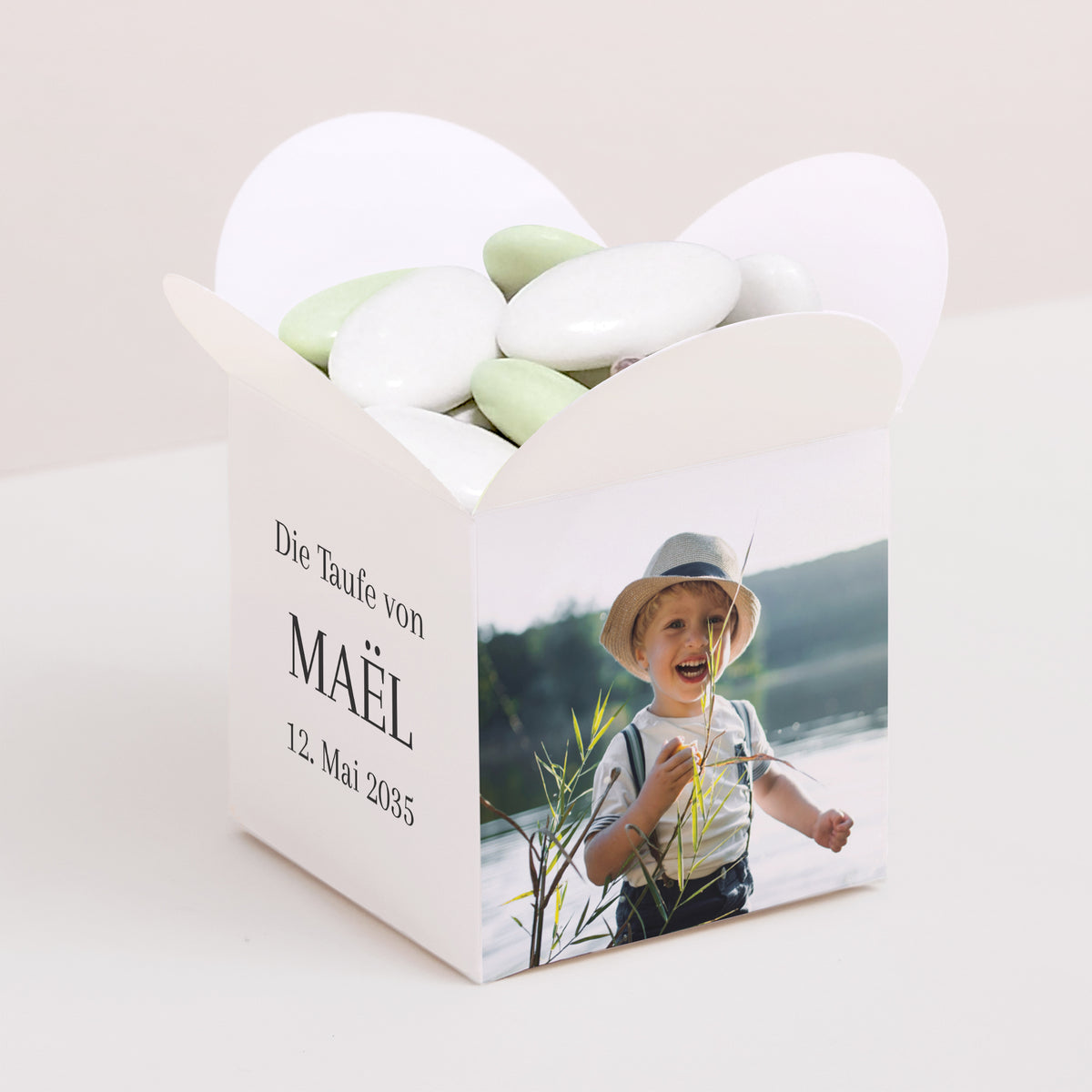 Geschenkbox Taufe Schmetterlingsöffnung Heiliger Augenblick foto