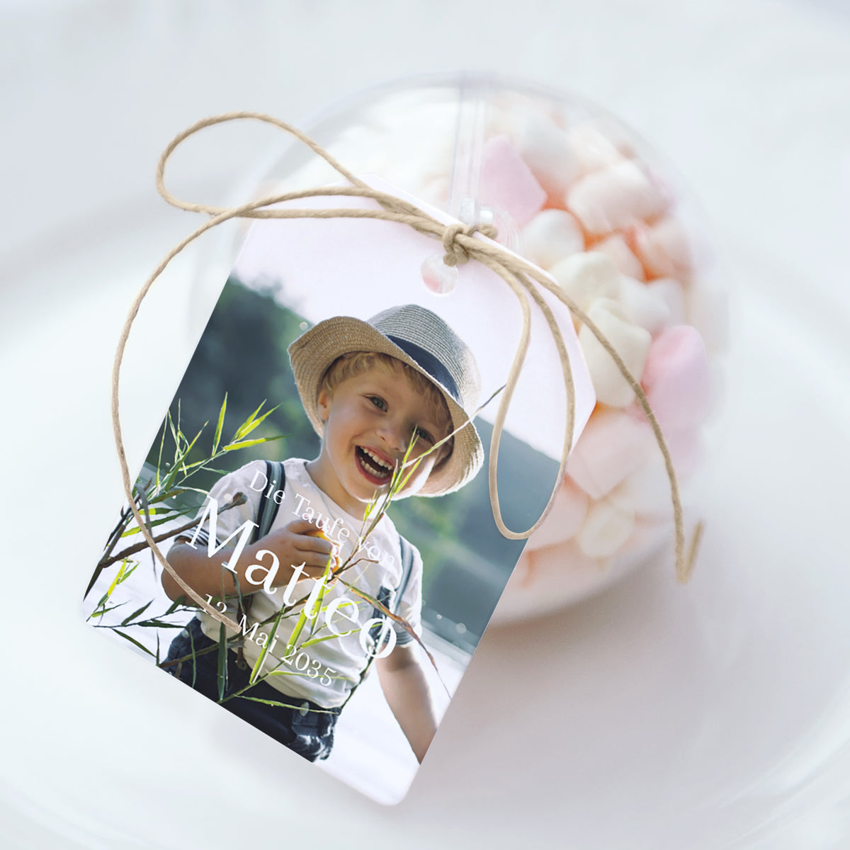 Geschenkbox Taufe Ball mit Wimpel-Etikett Heiliger Augenblick foto