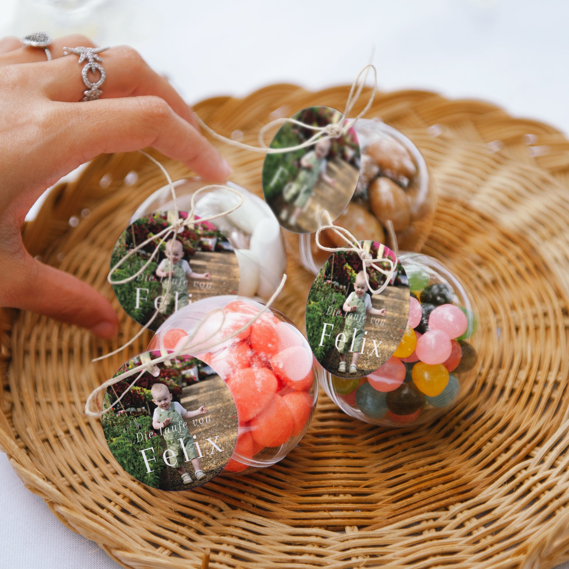 Geschenkbox Taufe Kugel mit runder Etikette Heiliger Schnappschuss foto N° 2