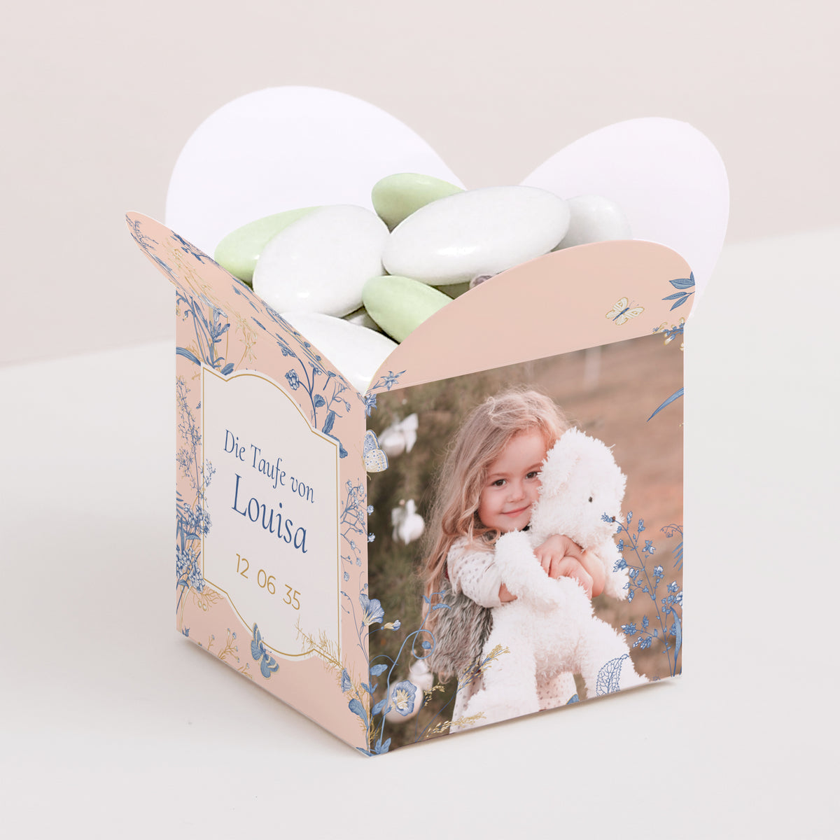 Geschenkbox Taufe Schmetterlingsöffnung Ein blühender Moment foto