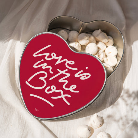 Metalldose Objekte Herz Liebe ist in der Box