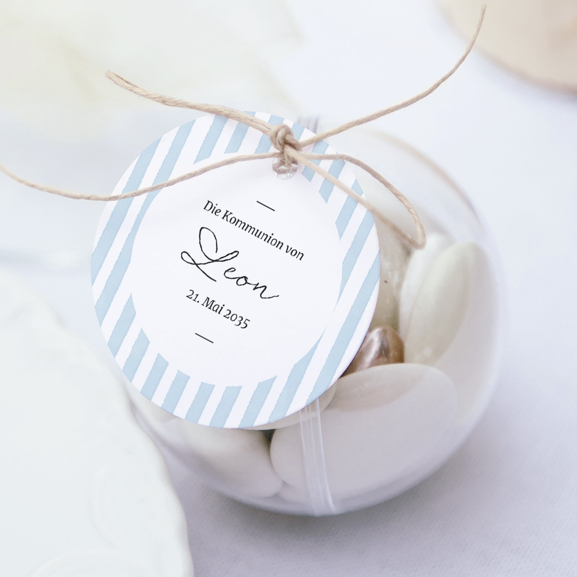 Geschenkbox Kommunion Kugel mit runder Etikette Zwischen den blauen Linien foto N° 1
