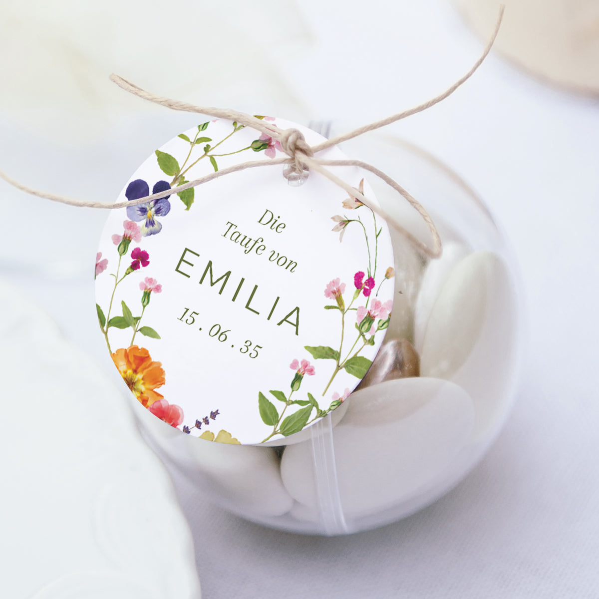 Geschenkbox Taufe Kugel mit runder Etikette Die Runde der Gedanken foto