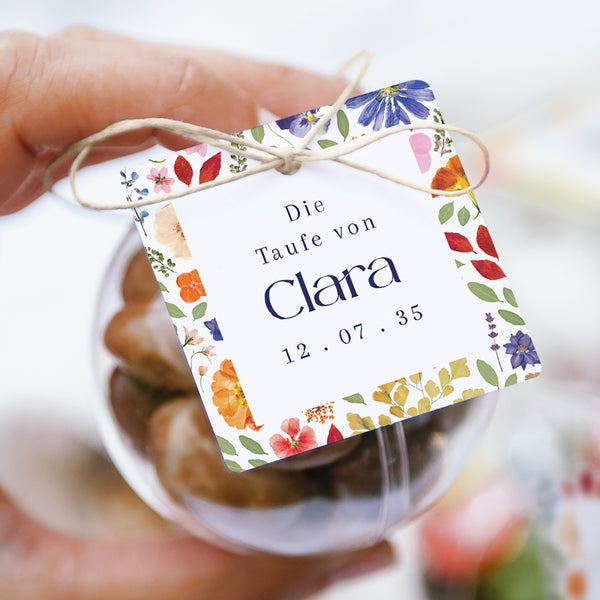 Geschenkbox Taufe Kugel mit quadratischem Etikett Pflanzenrauschen foto