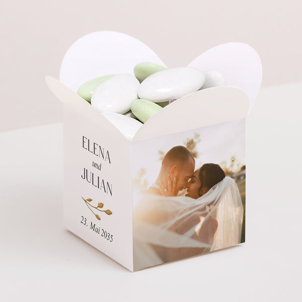 Geschenkbox Hochzeit Schmetterlingsöffnung Goldene Zweige foto